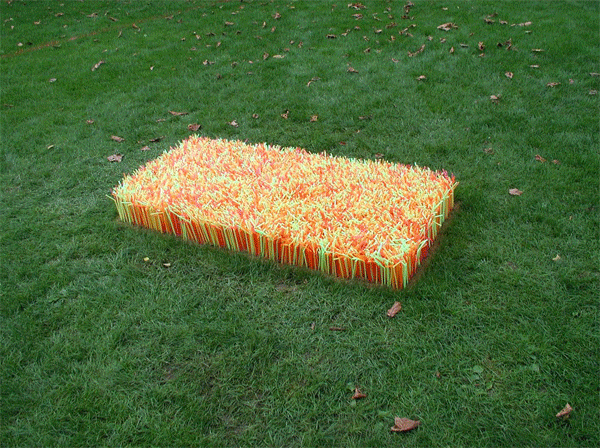 Wir kennen sie bereits im frühen Kindesalter, diese grellfarbenen Miniaturpiplines. Verbinder von der Saugstation Mund zum flüssigen Durstlöscher Sirup.